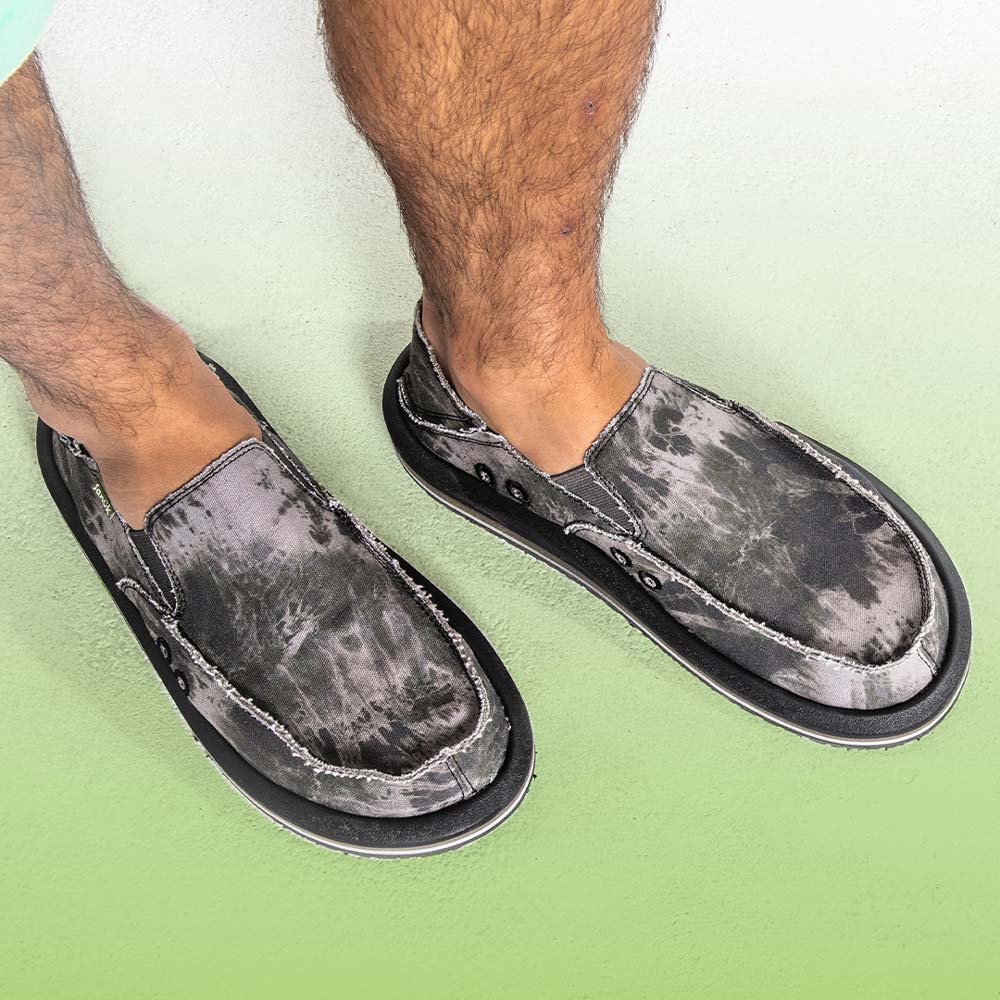 sanuk men's slip on shoes